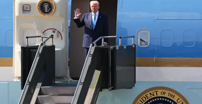 Avião Presidencial de Donald Trump com Falha Elétrica Volta à Base Antes de Viagem para Davos; Novo Voo em Seguida