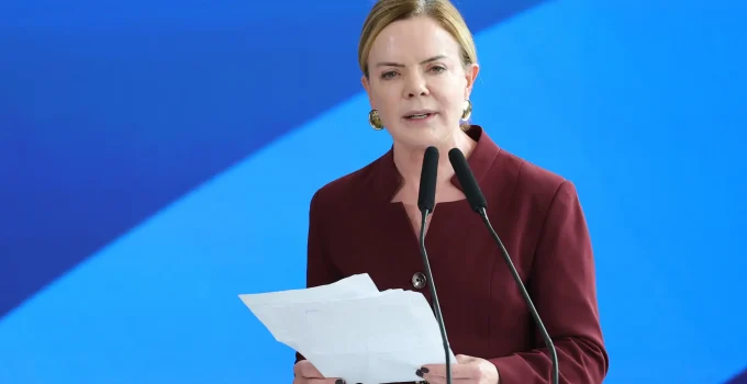 Gleisi Hoffmann Anuncia Pré-Candidatura ao Senado pelo Paraná: Lula e PT Buscam Fortalecer Projeto no Estado