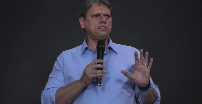 Tarcísio de Freitas reafirma lealdade a Bolsonaro e descarta disputar presidência em 2026