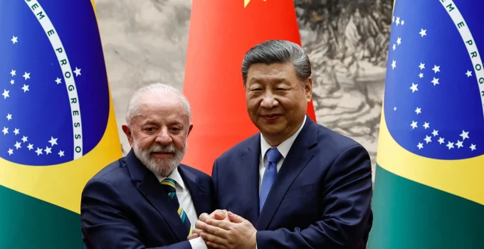 Xi Jinping liga para Lula e pede que Brasil e China fiquem "no lado correto da história", negando "ameaça chinesa"