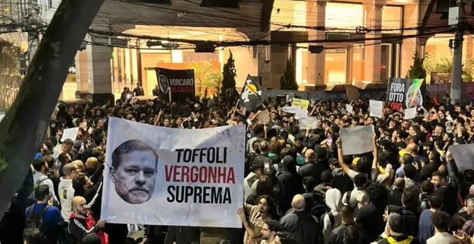 Protesto em SP: MBL exige delação de Daniel Vorcaro e saída de Toffoli do caso Banco Master
