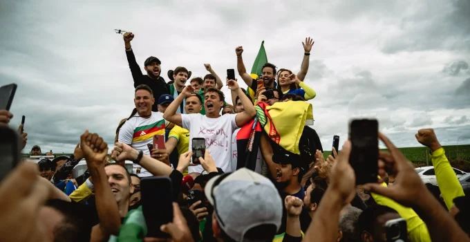 Influenciador de esquerda surpreende ao aderir à caminhada de Nikolas Ferreira; entenda o motivo inesperado