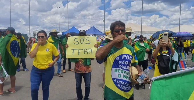 Moraes ordena PM do DF a remover barraca de apoiadores de Bolsonaro perto da Papuda, alegando segurança e ordem pública