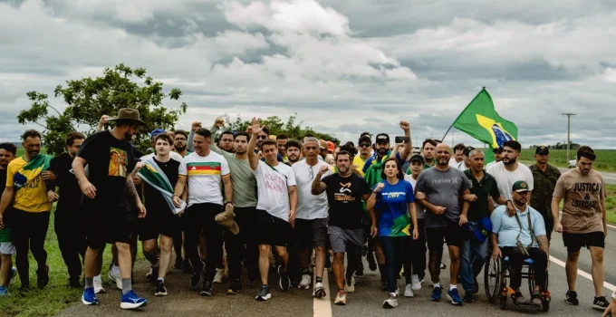 Nikolas Ferreira: A Caminhada pela Justiça e Liberdade em Minas Gerais Rumo a Brasília