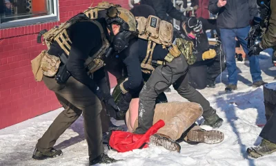 Morte de homem por agentes do ICE em Minneapolis gera confronto verbal entre governador e Donald Trump