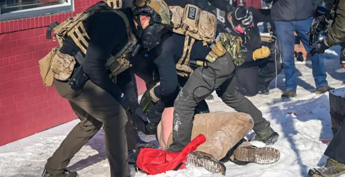 Morte de homem por agentes do ICE em Minneapolis gera confronto verbal entre governador e Donald Trump