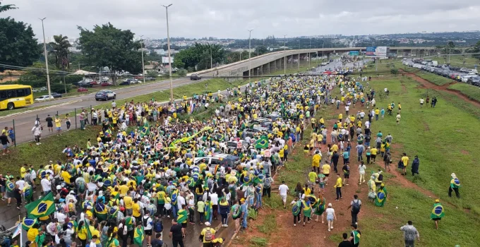 Milhares na Caminhada pela Liberdade: Nikolas Ferreira Lidera Ato em Brasília Contra Escândalos e por Mudanças no Brasil