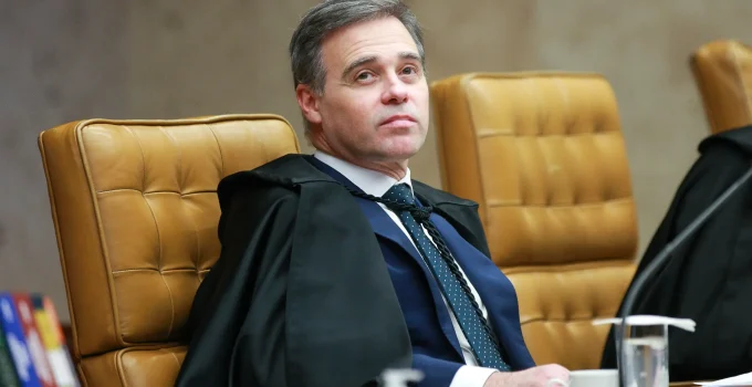 STF Define Limites da Laicidade: Juiz Não é Árbitro da Fé Religiosa, Garante Autonomia das Igrejas