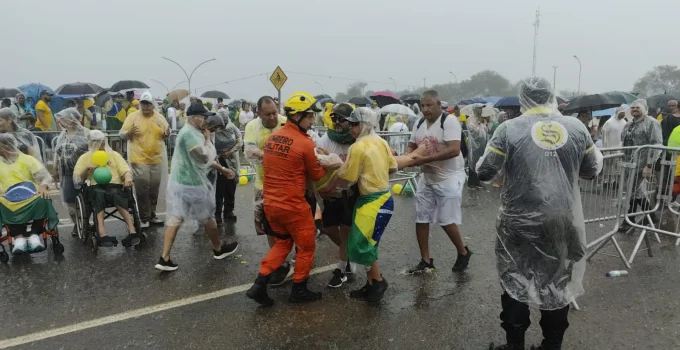 Raio Assusta Manifestantes em Brasília: 30 Hospitalizados Após Forte Tempestade na Caminhada da Liberdade