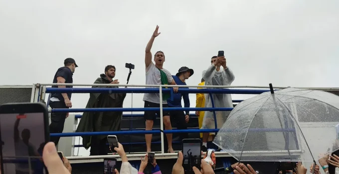 Nikolas Ferreira desafia Alexandre de Moraes: "O Brasil não tem medo de você" em encerramento de caminhada histórica em Brasília