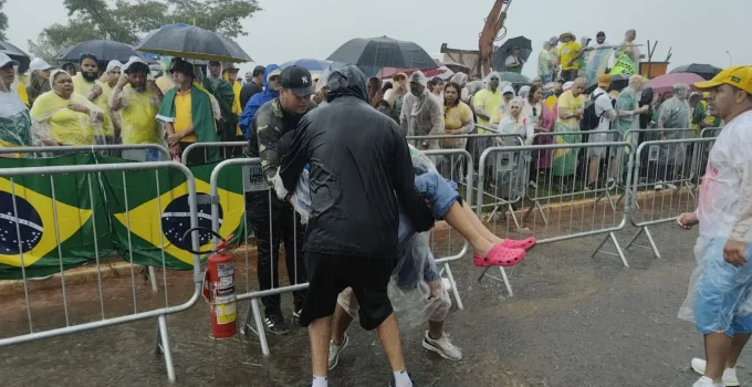 Esquerda comemora raio em manifestantes da Caminhada pela Liberdade em Brasília: "Resposta Divina"?