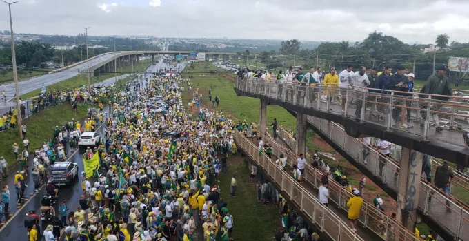 Caminhada pela Liberdade em Brasília: Milhares marcham e enfrentam raio na Praça do Cruzeiro; veja imagens e o que aconteceu
