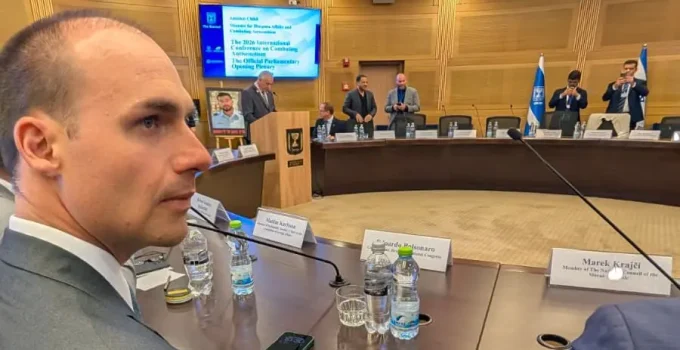 Eduardo Bolsonaro discursa contra antissemitismo em Israel, Flávio Bolsonaro prepara agenda estratégica no Oriente Médio