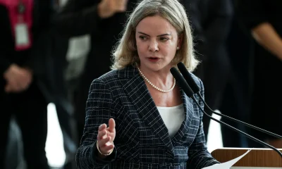 Gleisi Hoffmann anuncia substituição no Ministério: Olavo Noleto, braço direito de Padilha, assume em março em transição tranquila