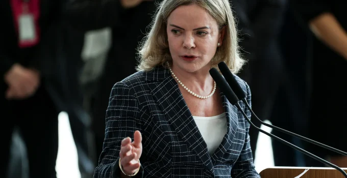 Gleisi Hoffmann anuncia substituição no Ministério: Olavo Noleto, braço direito de Padilha, assume em março em transição tranquila