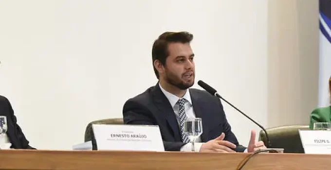 Advogados de Filipe Martins Buscam Prova em Cartório para Contestar Prisão e Alegam Acesso ao LinkedIn Foi para Coleta de Provas