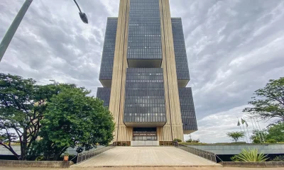 Copom Decide Manter Selic em 15% em 2026, Sinaliza Possível Queda em Março e Fed Mantém Juros nos EUA