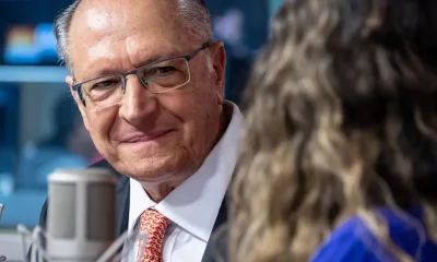 Alckmin telefona para vice-presidente da China e expressa preocupação com taxação da carne brasileira, buscando reverter imposto de 55%