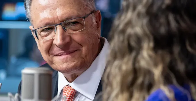 Alckmin telefona para vice-presidente da China e expressa preocupação com taxação da carne brasileira, buscando reverter imposto de 55%
