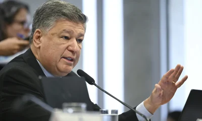 Presidente da CPMI do INSS apela a Toffoli contra 'blindagem' de Vorcaro e exige que banqueiro seja "obrigado a falar" sobre empréstimos consignados