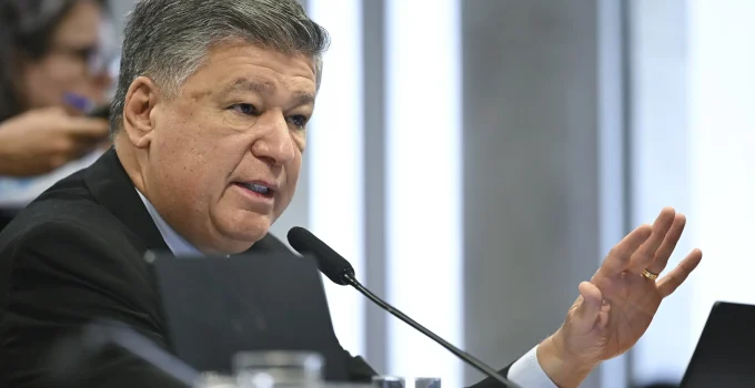 Presidente da CPMI do INSS apela a Toffoli contra 'blindagem' de Vorcaro e exige que banqueiro seja "obrigado a falar" sobre empréstimos consignados