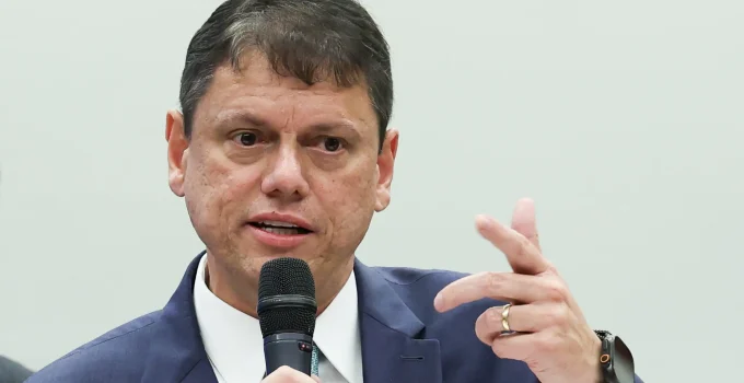 Eduardo Bolsonaro elogia Tarcísio após visita a Jair Bolsonaro na Papuda: "Laços fortalecidos e pontes construídas"
