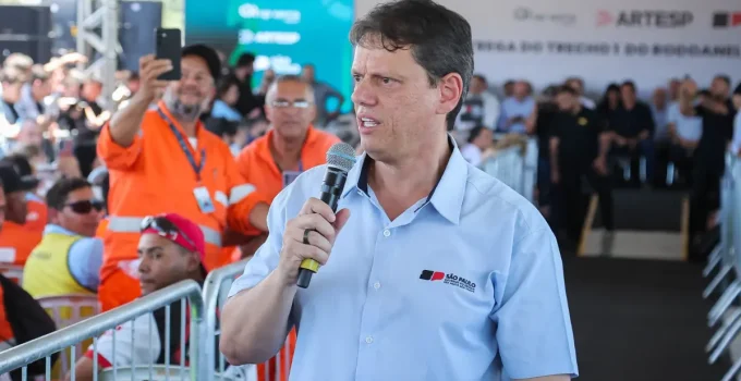 Tarcísio de Freitas Confirma Reeleição em SP e Apoio a Flávio Bolsonaro para Presidente em Encontro com Ex-Presidente
