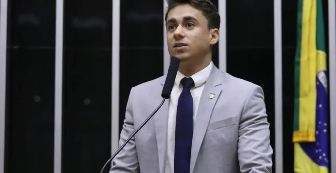 Alexandre de Moraes autoriza visita de Nikolas Ferreira a Bolsonaro na Papudinha; encontro marcado para fevereiro