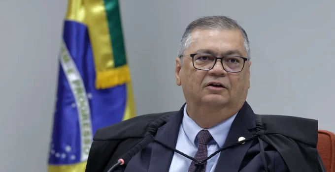 Câmara Pede a Flávio Dino Liberação de Emendas Bloqueadas de Eduardo Bolsonaro, Ramagem e Zambelli