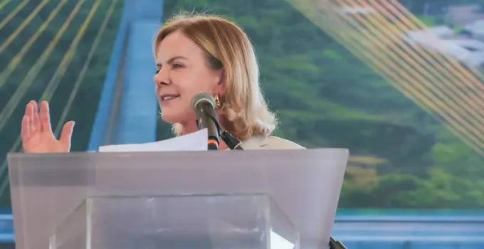 Gleisi Hoffman detona Tarcísio de Freitas: "Cara de pau" por citar "crise moral" do governo Lula, diz ministra