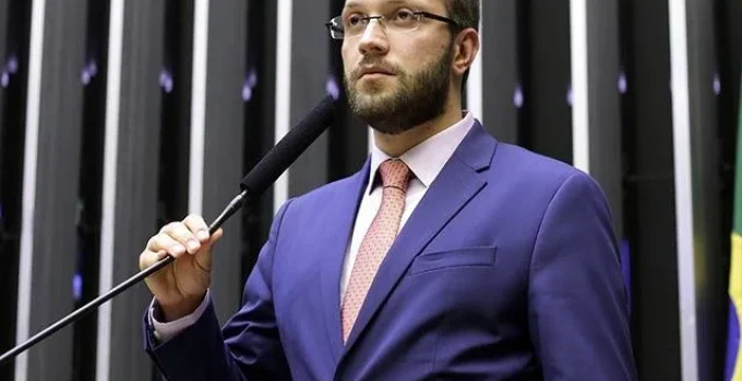 Filipe Barros revela conversas com Deltan Dallagnol e espera por Ratinho Jr. para definir cenário eleitoral no Paraná em 2026
