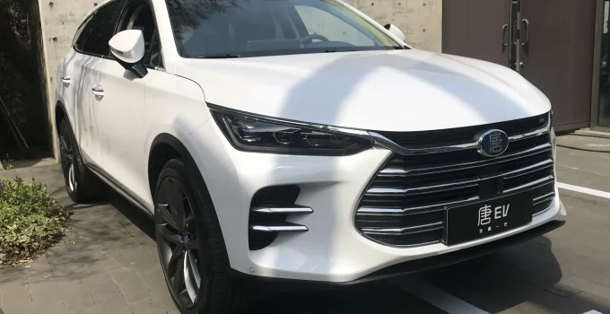 Câmara dos Deputados recebe 3 carros BYD blindados e de luxo em empréstimo milionário; entenda o caso