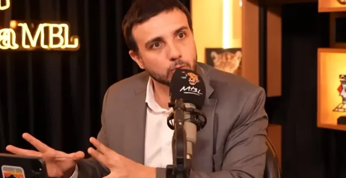 Renan Santos explica fala sobre 'morte' de Flávio Bolsonaro: 'Foi no contexto político'