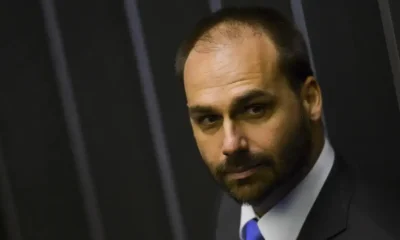 Polícia Federal abre processo contra Eduardo Bolsonaro por abandono de cargo; demissão pode ser o fim da carreira na corporação