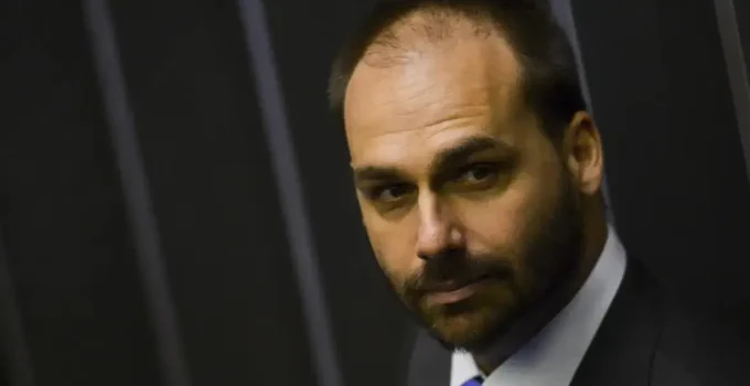 Polícia Federal abre processo contra Eduardo Bolsonaro por abandono de cargo; demissão pode ser o fim da carreira na corporação