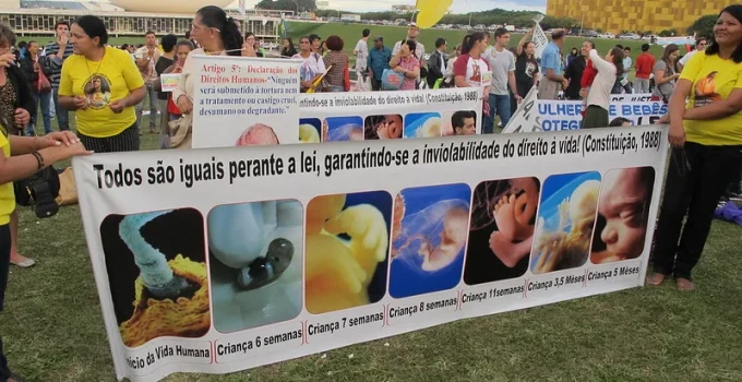 Aborto no Brasil: 68% da população rejeita liberação, maior índice desde 2021, aponta PoderData