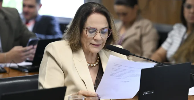 Damares Alves Denuncia Escola de Samba à PGR por Propaganda Eleitoral Antecipada em Homenagem a Lula