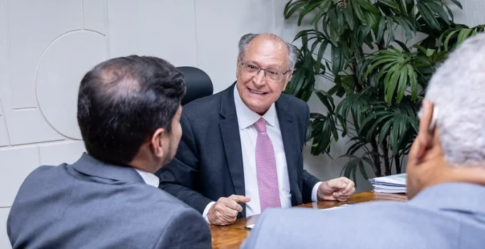 Lula mira zerar tarifas de Trump contra Brasil em março: Alckmin revela plano ambicioso para exportações