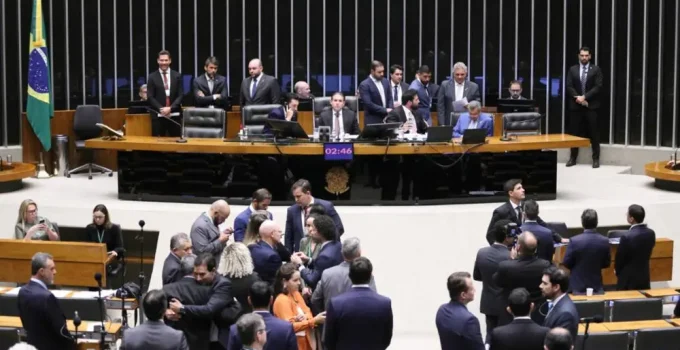 Congresso Aprova Reajuste e Gratificação de Até 100% Para Servidores da Câmara e Senado, Gerando Debate