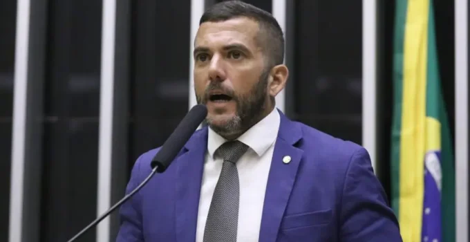 Jordy protocola CPMI do Master com 280 assinaturas e acusa Davi Alcolumbre de "operação abafa"