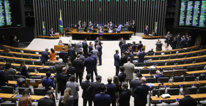 Instituto Federal na Paraíba e 17,5 mil cargos federais aprovados na Câmara: Benefício para a base de Hugo Motta e reajuste para servidores do Legislativo