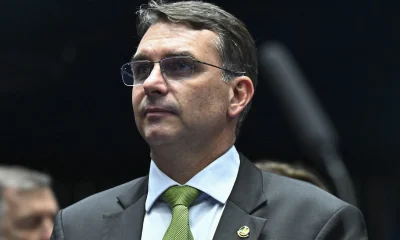 Flávio Bolsonaro acusa Lula de “aparelhar” o Judiciário e promete relação próxima com EUA em seu governo