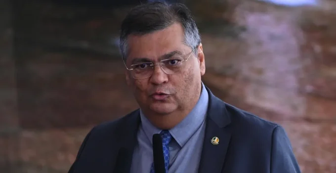 Flávio Dino Suspende 'Penduricalhos' Salariais e Alerta Três Poderes sobre Teto Constitucional