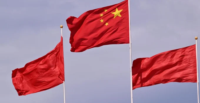 Espionagem Chinesa na França: Antena Misteriosa Revela Rede de Captura de Dados em Área Militar Estratégica