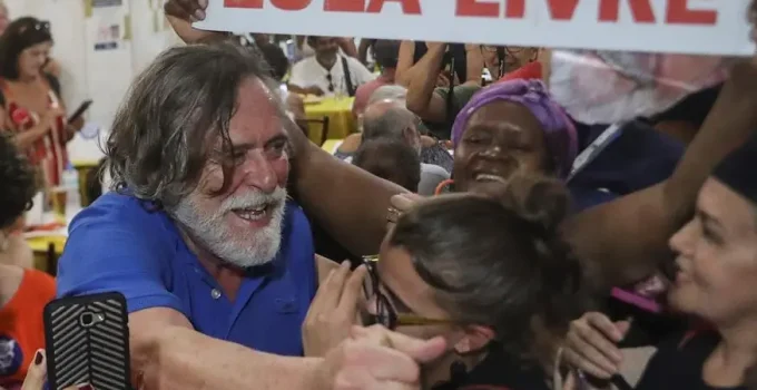 José de Abreu anuncia pré-candidatura ao PT com foto de prisão na ditadura: 'Meu passado me condena'