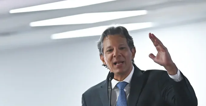 Haddad lança livro e critica democracia brasileira: "Classe dominante vê o Estado como dela"