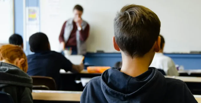 Adaptação Escolar: O Desafio Emocional de Crianças e Famílias na Volta às Aulas e o Papel Crucial da Escola