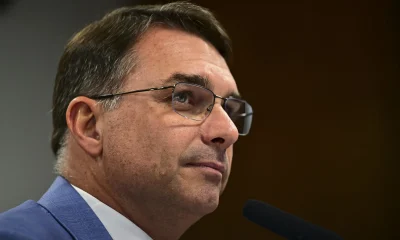 Flávio Bolsonaro propõe Lei de Segurança Nacional mais dura e El Salvador como modelo contra o crime organizado