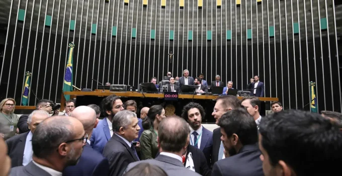 Gastos com Viagens na Câmara Disparam 78% Sob Liderança de Hugo Motta: De R$ 2,1 Milhões Para R$ 3,8 Milhões em um Ano