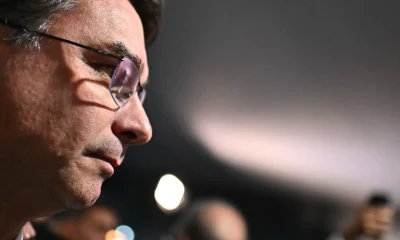 Flávio Bolsonaro mira centro e mercado: Estratégia de moderação busca eleitor indeciso e investidores para 2026